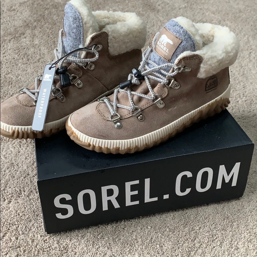 NIB size 4 kids tan out and about Sorel Boots